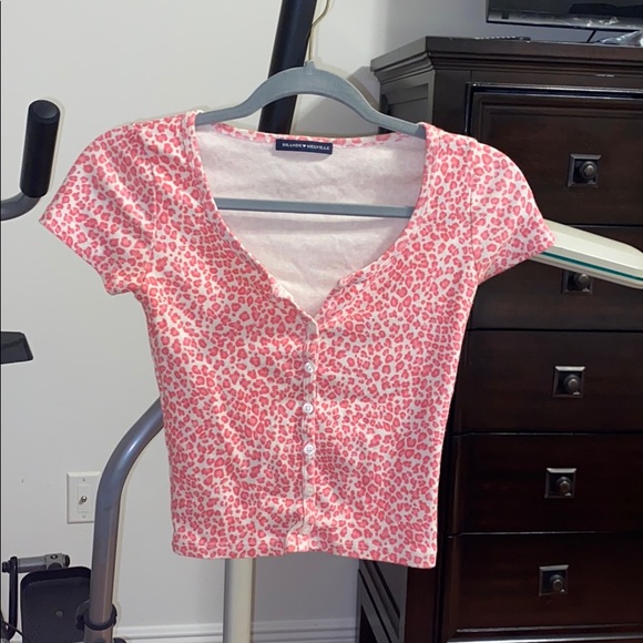 Brandy Melville Tops - Rare pink cheetah/leopard brandy top